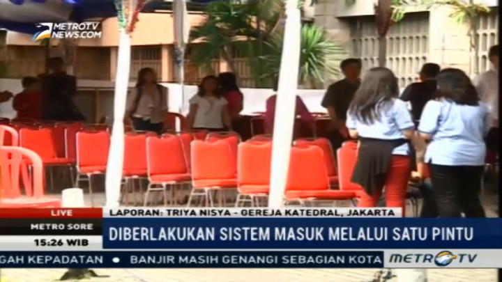 Umat Katolik Mulai Berdatangan di Gereja Katedral