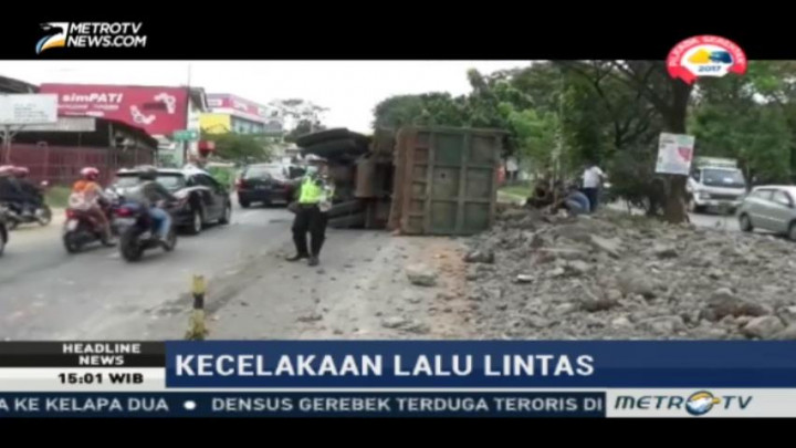 Truk Terguling di Jalan Alternatif Cibubur, Jalur ke Jonggol Macet