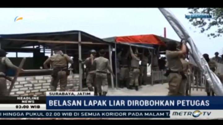 Satpol PP Bongkar Paksa Belasan Lapak Liar di Pantai Kawasan Suramadu