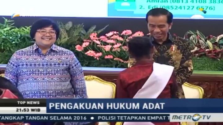 Jokowi Serahkan Surat Pengakuan Hukum Adat