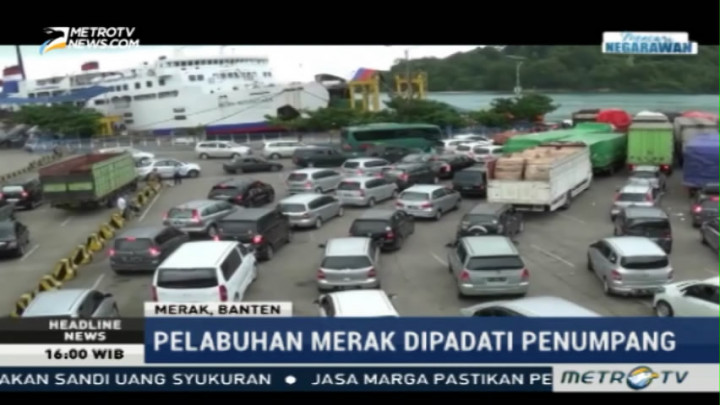 Pelabuhan Merak Dipadati Penumpang
