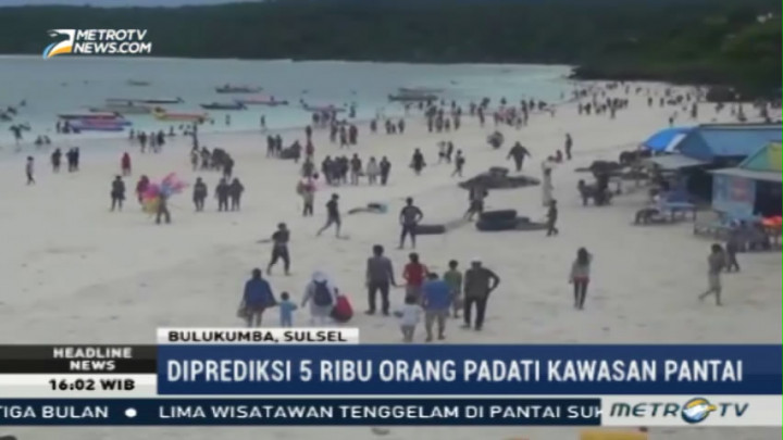 Ribuan Pengunjung Padati Pantai Tanjung Bira