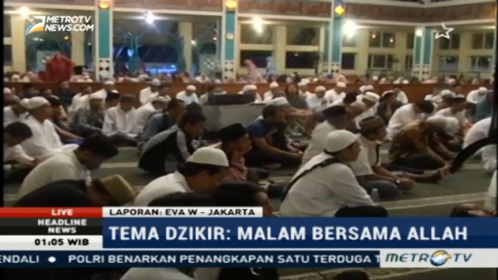 Malam Tahun Baru, Ratusan Warga Berzikir & Berdoa di Masjid Pondok Indah