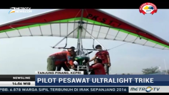 Pilot Wanita Penunggang Ultralight Trike