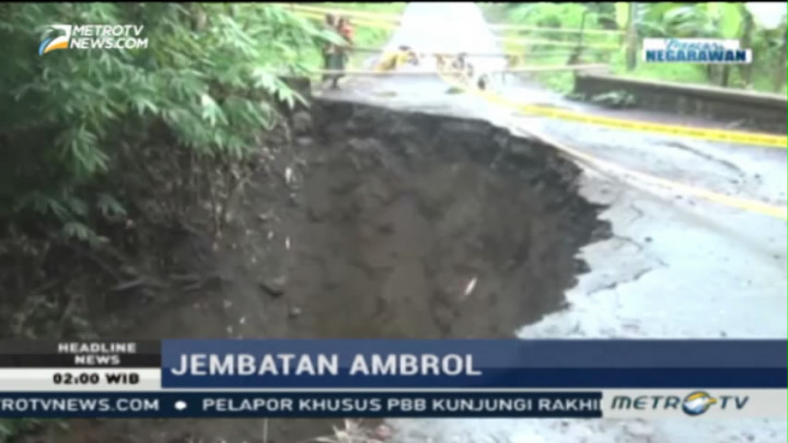 Jembatan Penghubung Dua Kecamatan di Lumajang Ambrol
