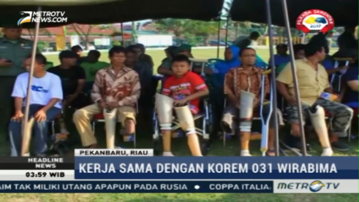 Kick Andy Foundation Bagikan Kaki Palsu di Pekanbaru