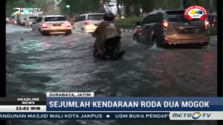 Ruas Jalan di Surabaya Tergenang Air Setinggi 60 cm
