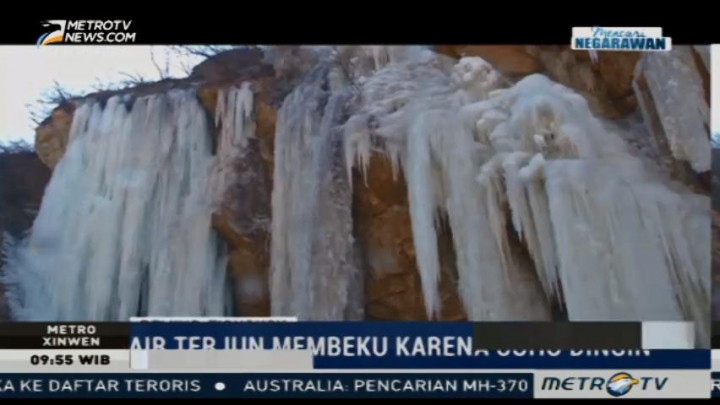 Air Terjun Beku di Beijing Menarik Wisatawan Asing