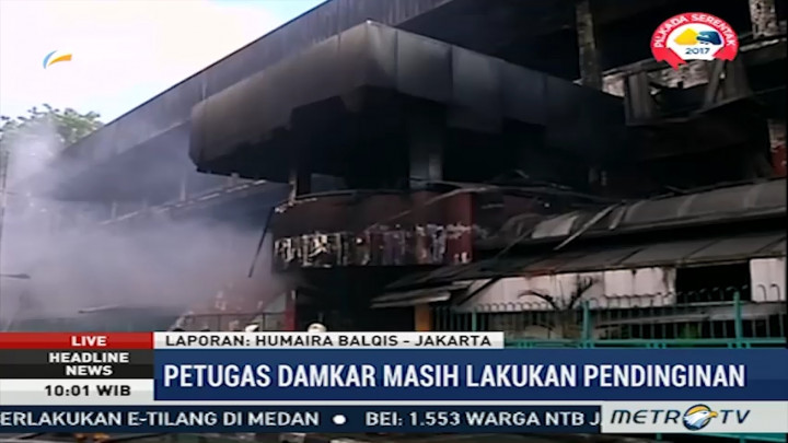 Petugas Damkar Lakukan Pendinginan di Pasar Senen