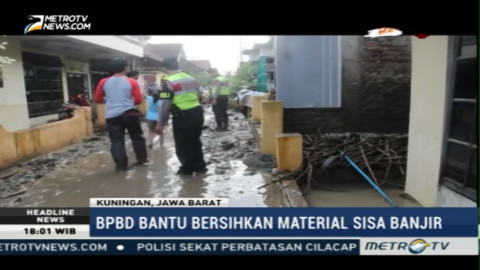 Warga Kuningan Mulai Membersihkan Lumpur Sisa Banjir Bandang