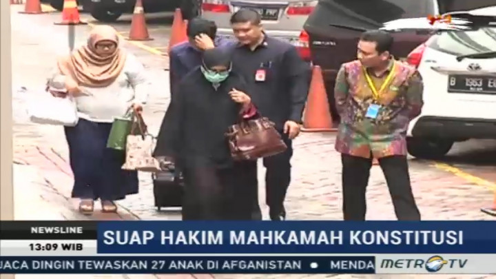 Istri Patrialis Bawakan Perlengkapan Pribadi ke Gedung KPK
