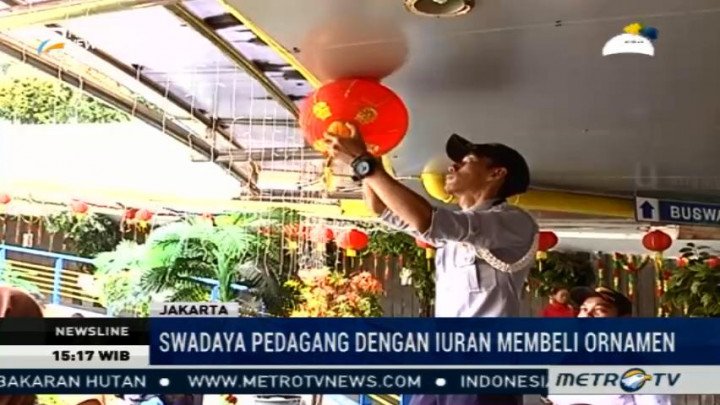 Pedagang Hiasi TPO dengan Ornamen Imlek