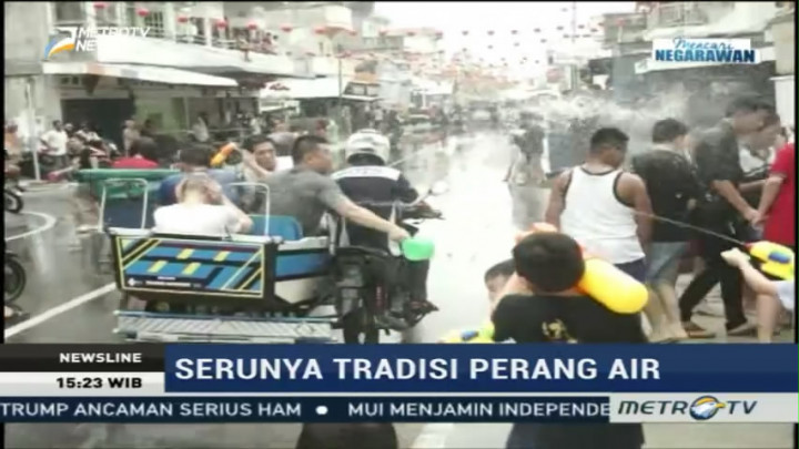 Serunya Tradisi Perang Air Sambut Perayaan Imlek