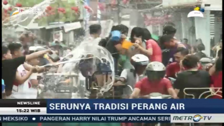 Tradisi Perang Air Ramaikan Perayaan Imlek di Meranti