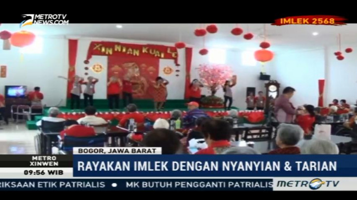 Suasana Haru Warnai Perayaan Imlek di Panti Jompo