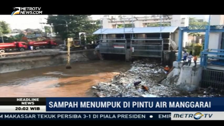 Sampah Menumpuk di Pintu Air Manggarai