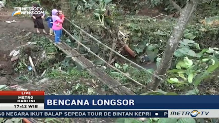 Jalur Kuningan-Ciamis Putus, Warga Bangun Jembatan Darurat