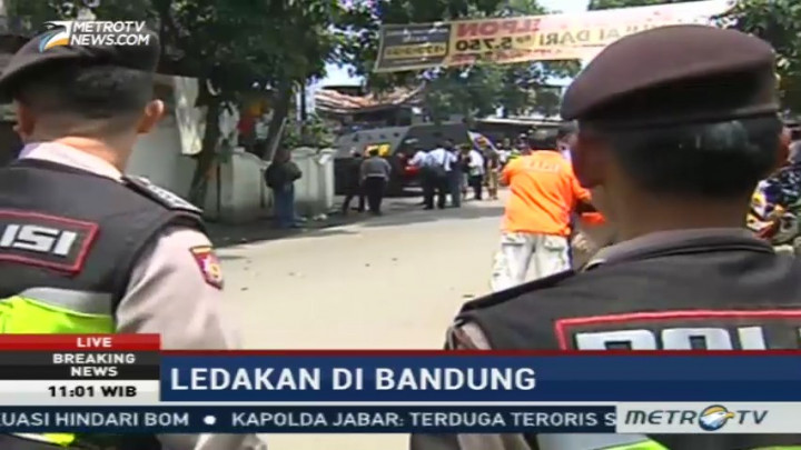 Polisi Dobrak Masuk ke Dalam Kelurahan Arjuna