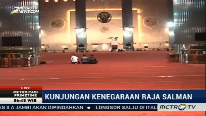 Di Mana Raja Salman Tunaikan Salat Jumat?