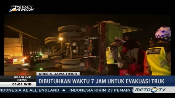 Truk Terguling di Pantura Gresik, Lalin Macet 15 Km