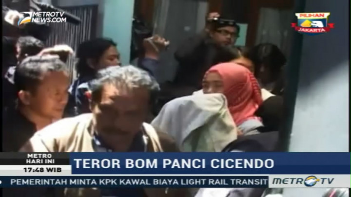 Polisi Bawa Dua Istri Terduga Teroris Cicendo
