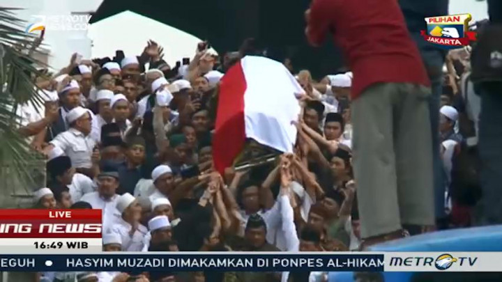 Pelayat Berebut Angkat Keranda K.H. Hasyim Muzadi