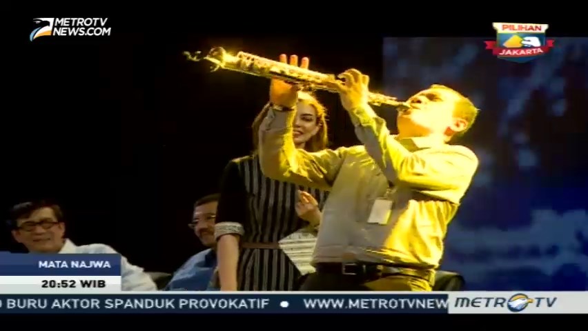 Saut Situmorang Unjuk Kebolehan Bermain Saksofon