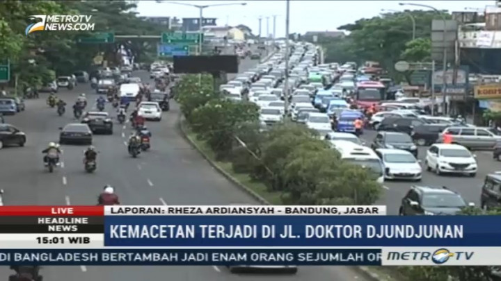 Kemacetan Terjadi di Sepanjang Jalan Dr. Djunjunan Bandung