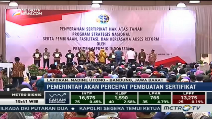 Jokowi Serahkan 2.000 Sertifikat Tanah kepada Warga Jabar