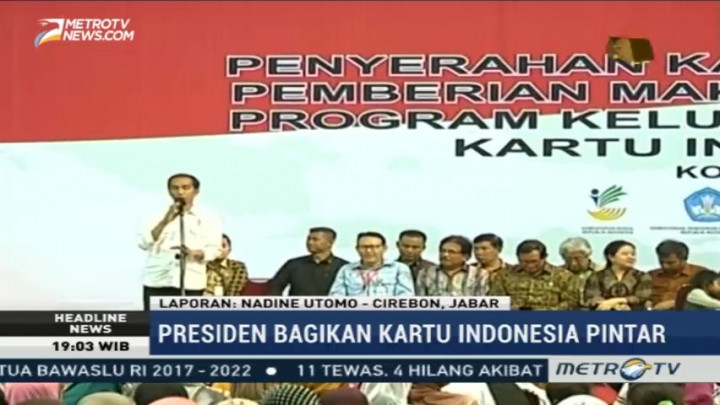 Jokowi Bagikan Kartu Indonesia Pintar di Cirebon