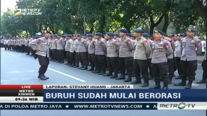 Massa Buruh Mulai Orasikan Tuntutannya