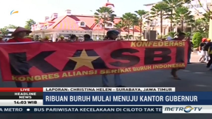 Buruh Surabaya Mulai Berkumpul di Depan Kantor Gubernur Jatim
