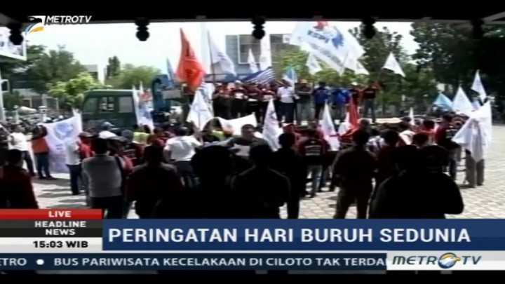 Ratusan Buruh Gelar Aksi Damai di Depan Gedung DPR Aceh