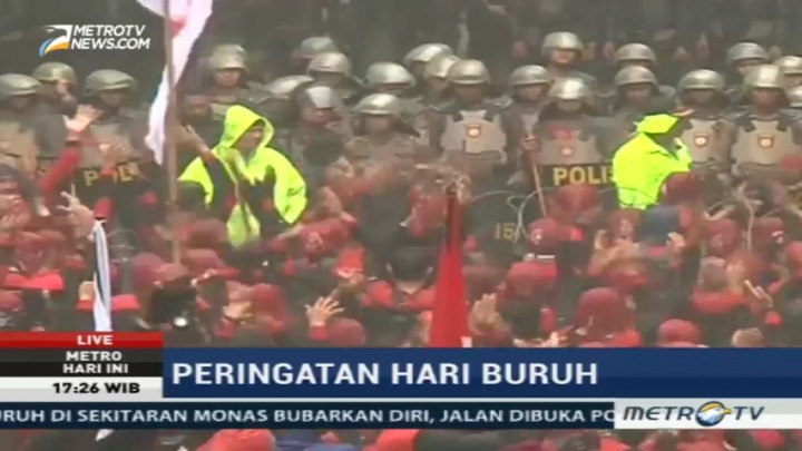 Diguyur Hujan, Unjuk Rasa Buruh di Jakarta Bubar