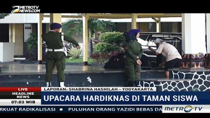 Siswa Bersiap Jelang Upacara Hardiknas di Taman Siswa