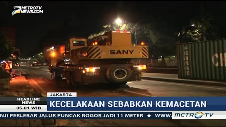 Truk Kontainer Terguling di Jembatan Tiga Arah Pluit