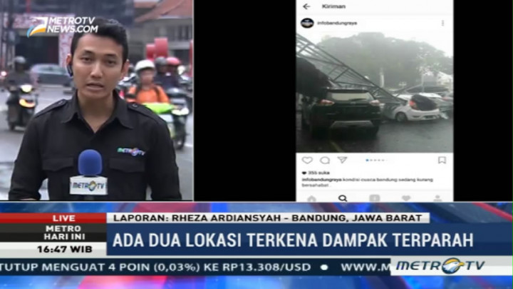 Baliho Roboh dan Timpa Mobil Akibat Hujan Es di Bandung