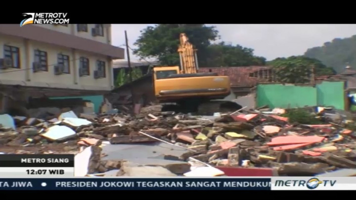 PT KAI Daop 2 Bandung Bongkar Bangunan Liar di Jalur Kereta Cepat