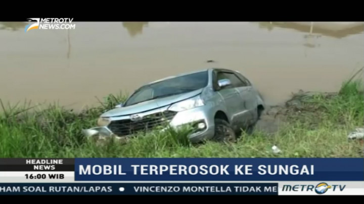 Minibus Terperosok ke Sungai Kalimalang