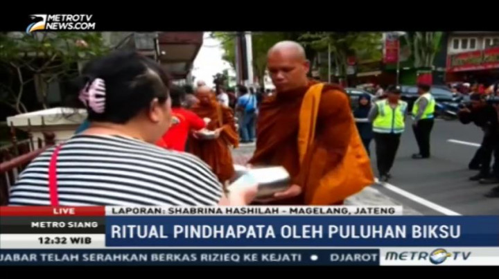 Jelang Hari Waisak, Para Biksu Gelar Pindapata