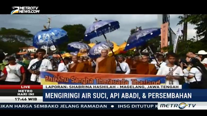 Umat Budha Ikuti Prosesi Kirab Waisak Menuju Borobudur