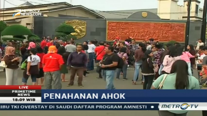 Massa Pendukung Ahok Masih Bertahan di Mako Brimob