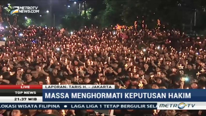 Ribuan Simpatisan Ahok Nyalakan Lilin di Tugu Proklamasi