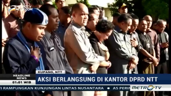 Warga Kupang Gelar Aksi Nyalakan Lilin di Depan Kantor DPRD NTT