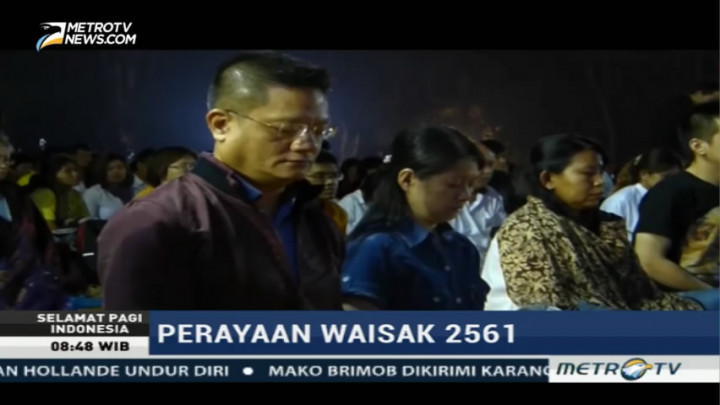 Umat Buddha Ikuti Ritual Detik-detik Waisak di Candi Borobudur