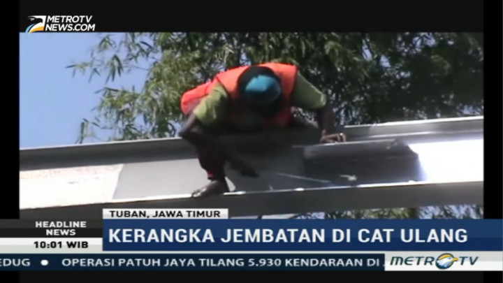 Jelang Arus Mudik, Jembatan di Pantura Dicat Ulang
