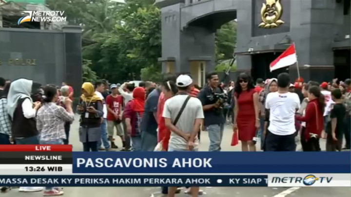 Dilarang Jenguk Ahok, Massa Bertahan di Mako Brimob