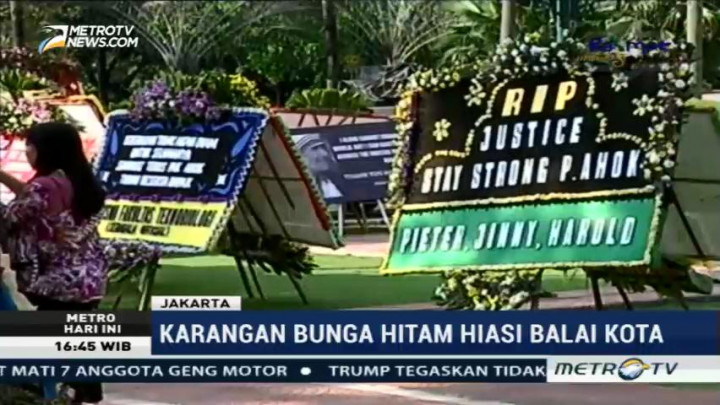 Karangan Bunga Hitam Hiasi Balai Kota DKI