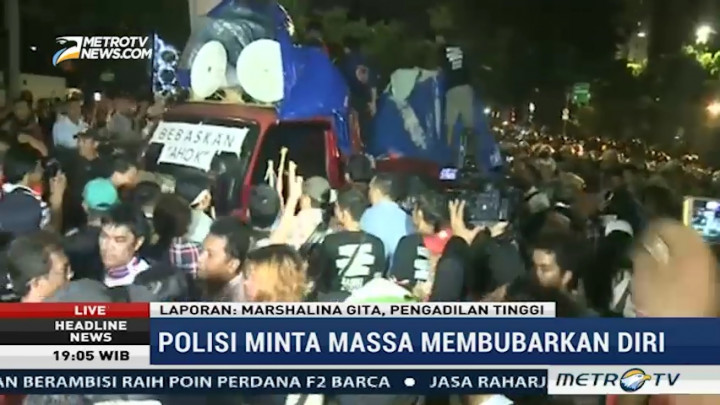 Polisi Mulai Bergerak Bubarkan Massa Pendukung Ahok