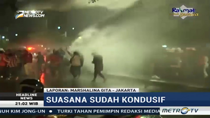 Massa Pendukung Ahok Dibubarkan <i>Water Canon</i>